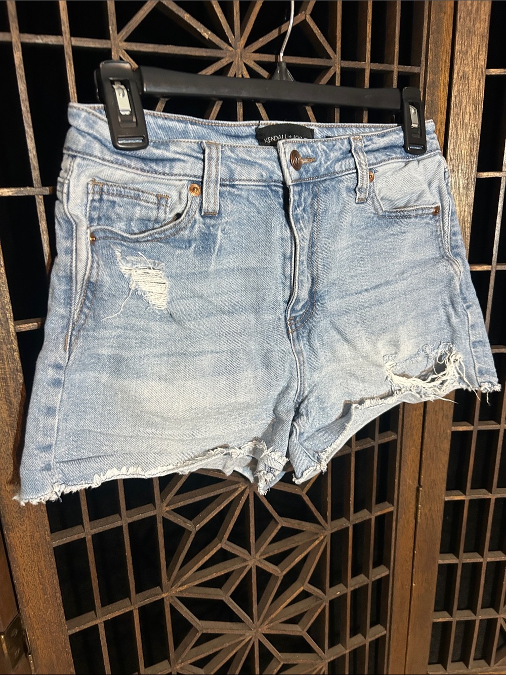 KENDALL + KYLIE DISTRESSED DENIM SHORTS 26